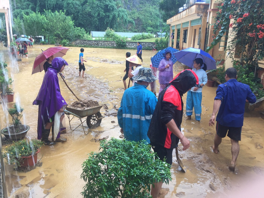 Nhiều học sinh cũng hỗ trợ thầy cô "cứu" trường sau lũ.