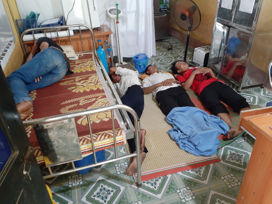 Thiếu giường bệnh, nhiều người phải nằm đất.