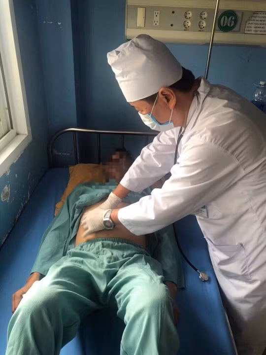 Các y, bác sỹ BV Đa khoa Yên Bái thăm khám bệnh nhân.