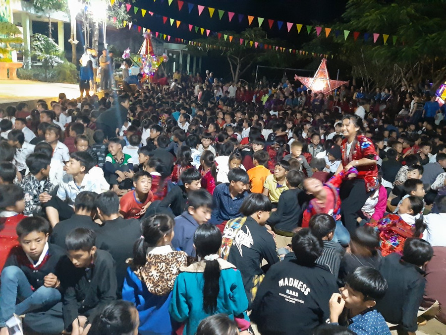 Hơn 2.500 thiếu niên, nhi đồng huyện vùng cao nghèo chung vui.