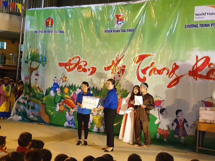 Nhiều phần quà ý nghĩa đã được trao tặng cho học sinh nghèo.