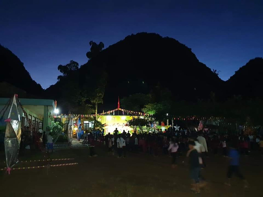 Điểm chung vui được tổ chức tại một ngôi trường dưới chân đồi.