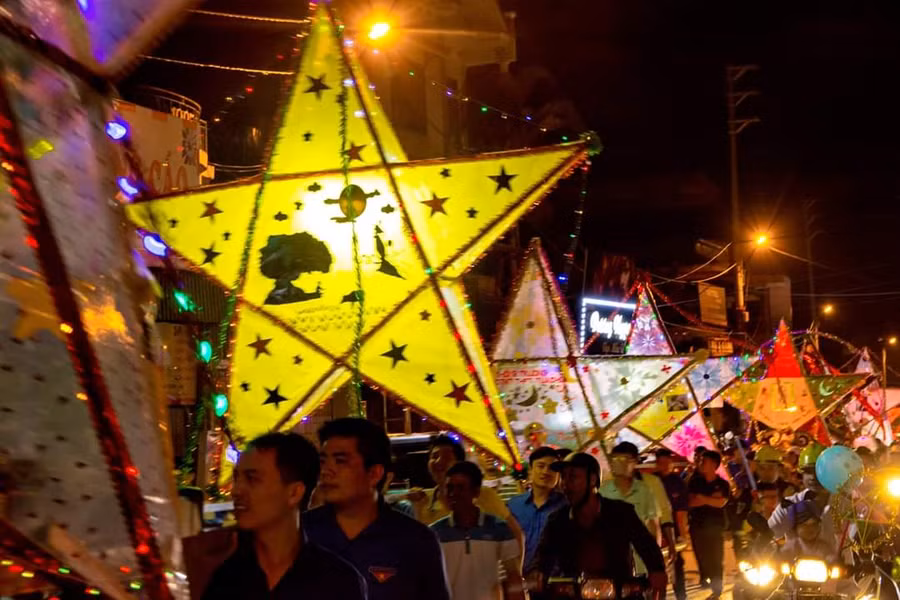 14 đội thuộc các xã rước ảnh bác và đèn trung thu vào đêm hội.