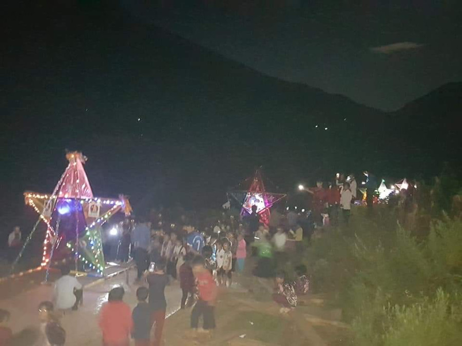 Nhiều học sinh con em đồng bào dân tộc thiểu số từ các xã lân cận cùng về dự hội.