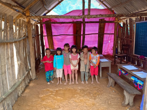 Không có dép để đi, 17 học sinh lớp 1,2 ở điểm bản Pá Sập phải chân trần lên lớp Không có dép để đi, 17 học sinh lớp 1,2 ở điểm bản Pá Sập phải chân trần lên lớp