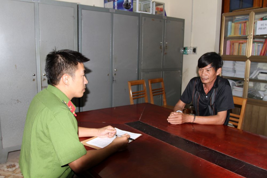 Đối tượng Nguyễn Văn Thành (áo đen) tại cơ quan điều tra