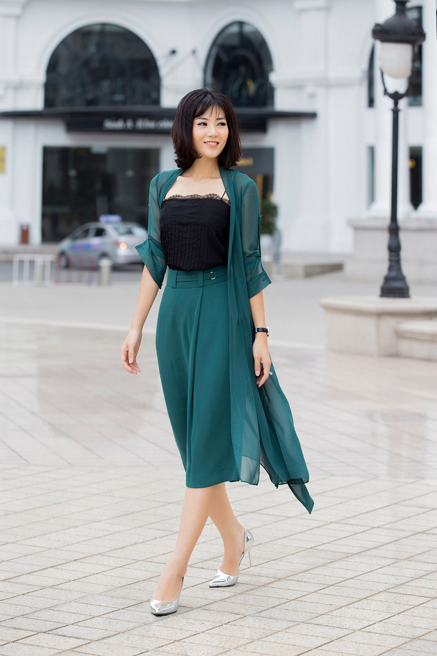 Năm 2006, khi mới 17 tuổi, cô đoạt danh hiệu Á hậu Hải Dương. Người về nhất cuộc thi năm đó là Hoa hậu Nguyễn Thị Hương Giang. Năm 2006, khi mới 17 tuổi, cô đoạt danh hiệu Á hậu Hải Dương. Người về nhất cuộc thi năm đó là Hoa hậu Nguyễn Thị Hương Giang.