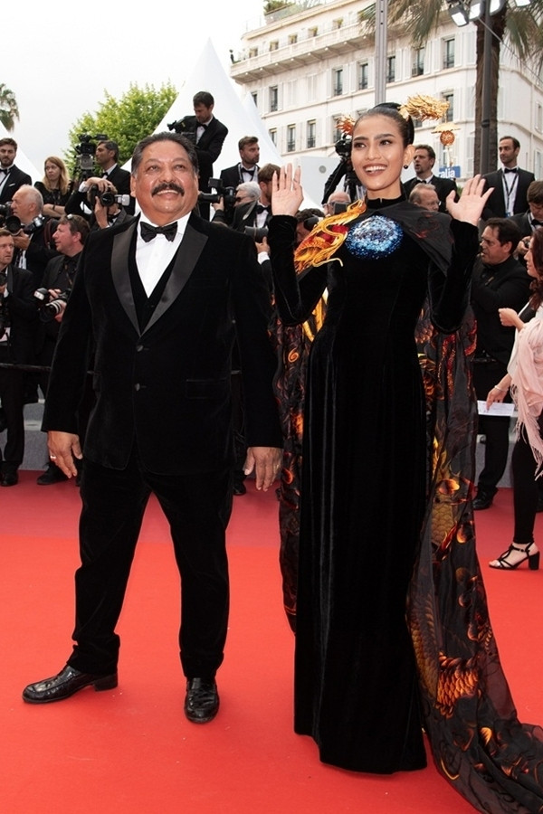 Trương Thị May và nhà sản xuất phim Ấn Độ Raja Ramani, người mời cô đến Liên hoan phim Cannes 2019. Trương Thị May và nhà sản xuất phim Ấn Độ Raja Ramani, người mời cô đến Liên hoan phim Cannes 2019.