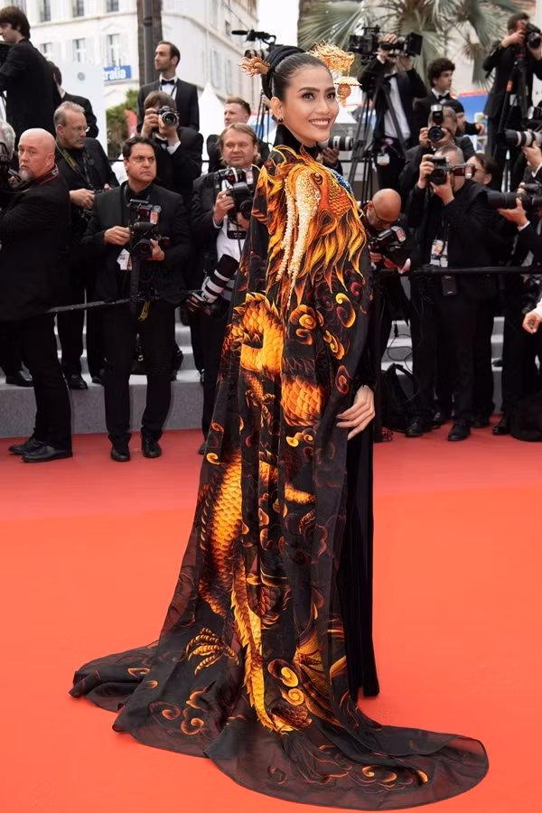 Điểm nhấn của trang phục là họa tiết rồng bay trên áo choàng. Cô chia sẻ cô thích hình tượng rồng vì nó vừa uy nghiêm, vừa uyển chuyển. Điểm nhấn của trang phục là họa tiết rồng bay trên áo choàng. Cô chia sẻ cô thích hình tượng rồng vì nó vừa uy nghiêm, vừa uyển chuyển.