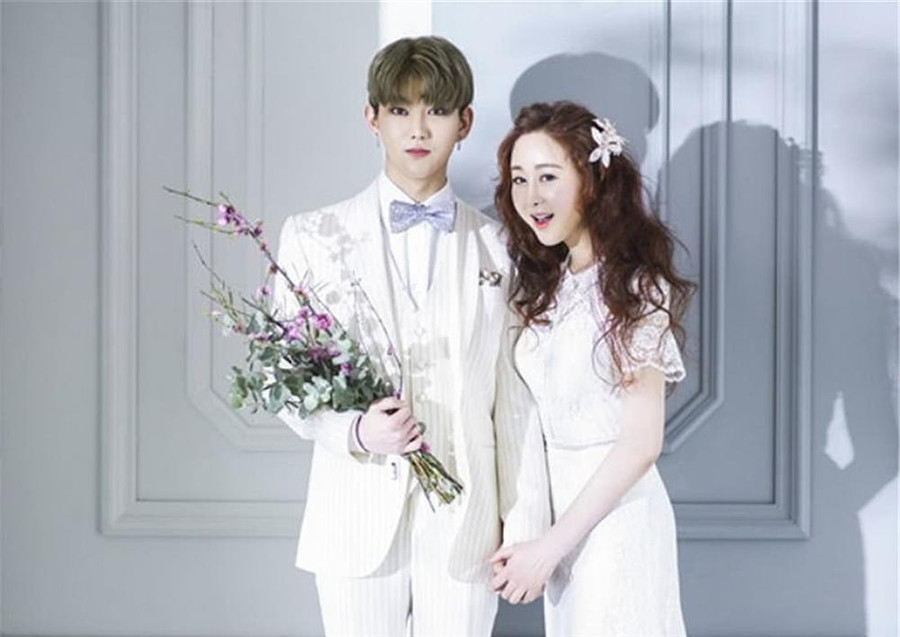 Còn Jin Hua chỉ nghĩ bạn gái hơn mình khoảng 5 tuổi mà không ngờ con số cách biệt lên tới 18. Còn Jin Hua chỉ nghĩ bạn gái hơn mình khoảng 5 tuổi mà không ngờ con số cách biệt lên tới 18.