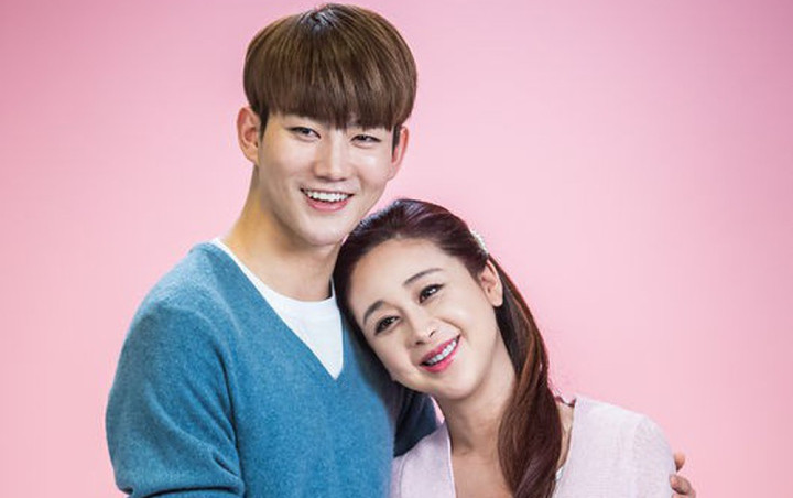 Khi mới hẹn hò, Ham So Won thừa nhận cô đã cố tình giấu tuổi thật vì sợ bị bạn trai trẻ bỏ rơi. Khi mới hẹn hò, Ham So Won thừa nhận cô đã cố tình giấu tuổi thật vì sợ bị bạn trai trẻ bỏ rơi.