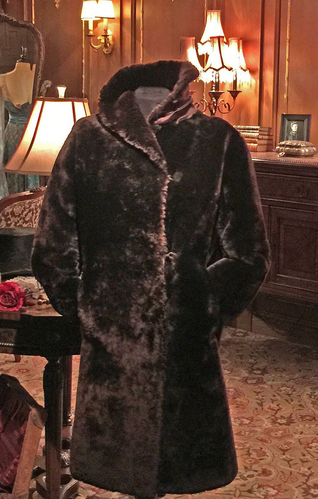 Người đàn ông chịu chơi chi 3,7 tỷ đồng mua áo choàng trăm tuổi trên tàu Titanic - Ảnh 3. Người đàn ông chịu chơi chi 3,7 tỷ đồng mua áo choàng trăm tuổi trên tàu Titanic - Ảnh 3.