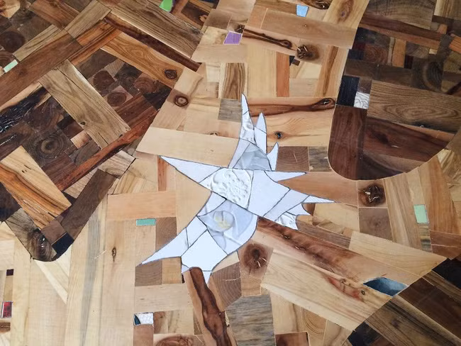 Nhặt cả đống gỗ vụn về cho bẩn nhà nhưng thứ anh chàng này làm được khiến ai cũng há hốc miệng - Ảnh 8.