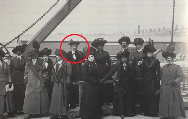 Người đàn ông chịu chơi chi 3,7 tỷ đồng mua áo choàng trăm tuổi trên tàu Titanic - Ảnh 2. Người đàn ông chịu chơi chi 3,7 tỷ đồng mua áo choàng trăm tuổi trên tàu Titanic - Ảnh 2.