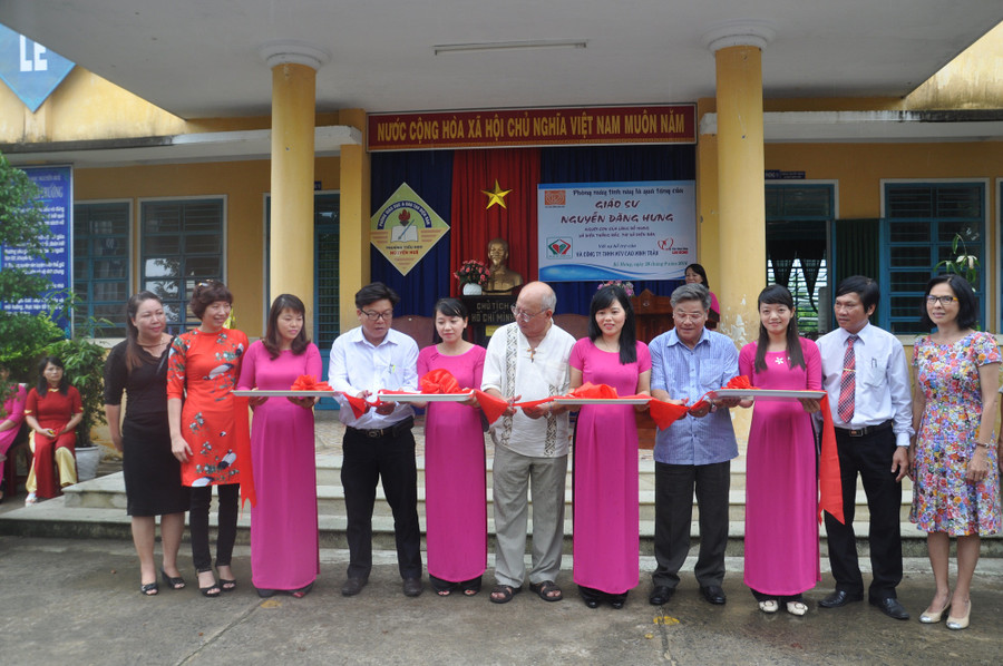 Các đại biểu cắt băng khánh thành bàn giao phòng học máy tính cho Trường TH Nguyễn Huệ