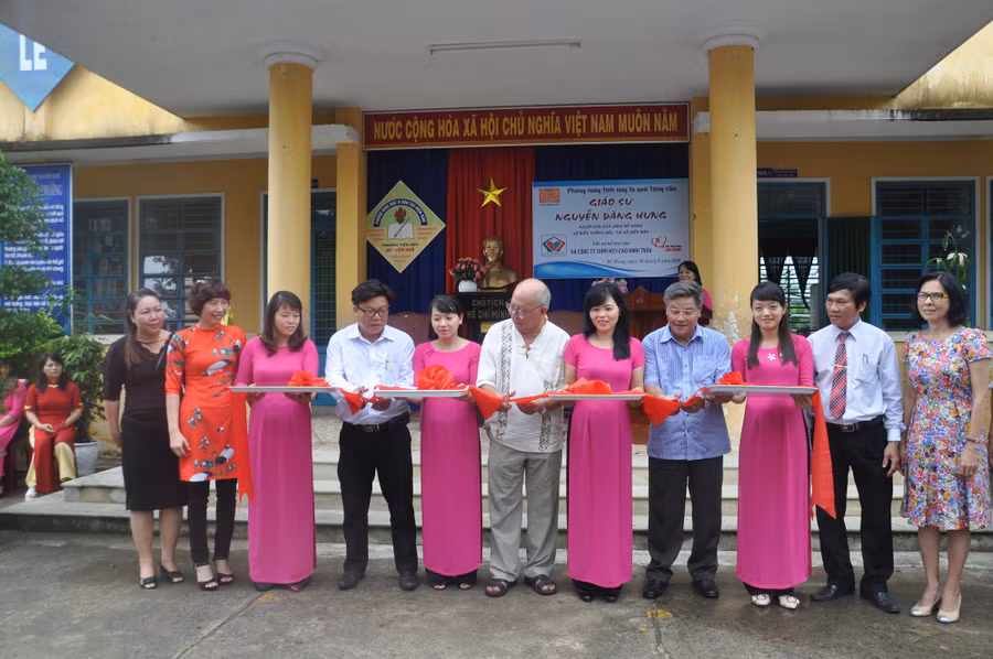 Các đại biểu cắt băng khánh thành bàn giao phòng học máy tính cho Trường TH Nguyễn Huệ