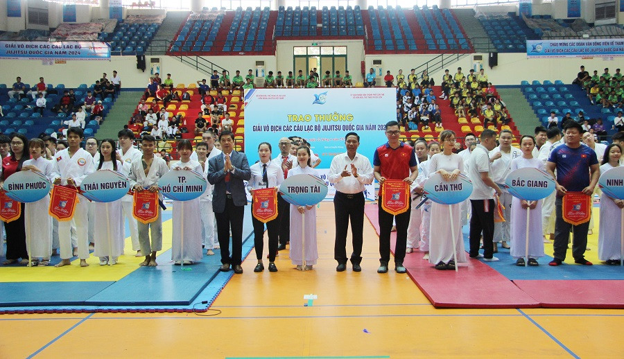 Lãnh đạo UBND TP Cần Thơ và đại diện Liên đoàn JuJitsu Việt Nam trao cờ lưu niệm cho các đơn vị. Lãnh đạo UBND TP Cần Thơ và đại diện Liên đoàn JuJitsu Việt Nam trao cờ lưu niệm cho các đơn vị.