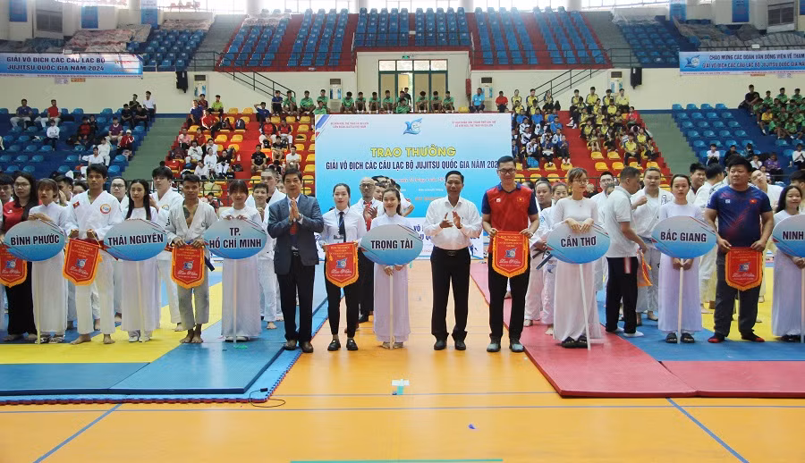 Lãnh đạo UBND TP Cần Thơ và đại diện Liên đoàn JuJitsu Việt Nam trao cờ lưu niệm cho các đơn vị.
