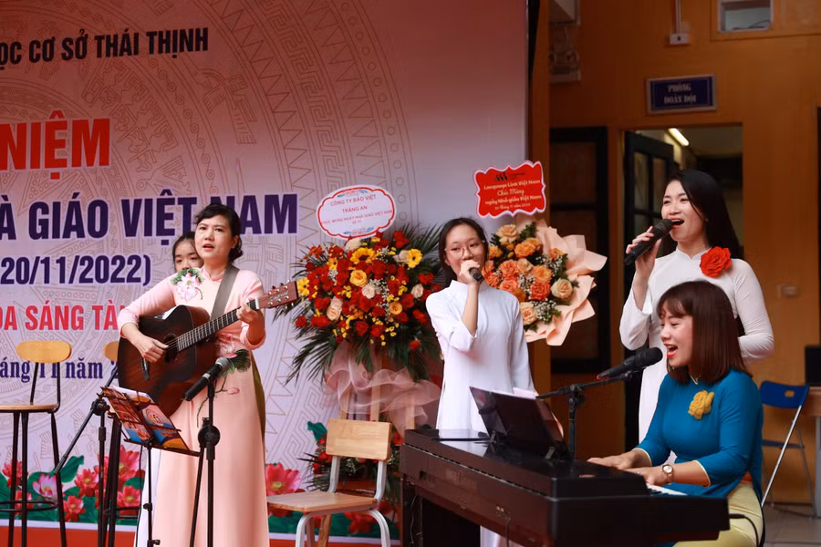 Cô Liên luôn biết cách truyền cảm hứng và đam mê âm nhạc cho học trò.