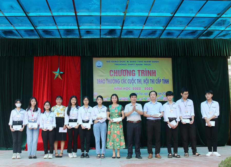 Lãnh đạo nhà trường khen thưởng cho các cá nhân đạt thành tích xuất sắc. Lãnh đạo nhà trường khen thưởng cho các cá nhân đạt thành tích xuất sắc.