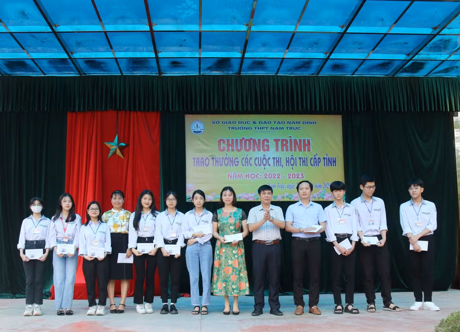 Lãnh đạo nhà trường khen thưởng cho các cá nhân đạt thành tích xuất sắc.