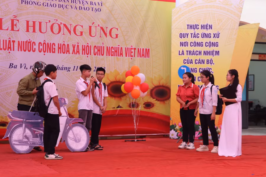 Học sinh đóng tiểu phẩm tìm hiểu về luật giao thông và các quy tắc an toàn khi tham gia giao thông.