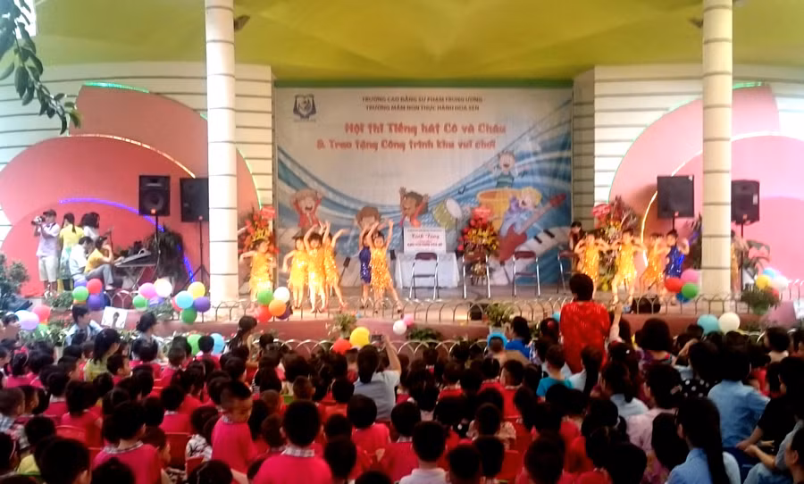 Hội thi tiếng hát cô và cháu Trường mầm non Hoa Sen