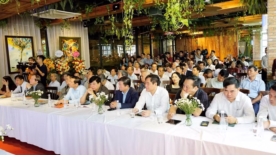 Các đại biểu tham dự buổi gặp mặt, giới thiệu tập thơ 'Hoa đời mùa sau'.