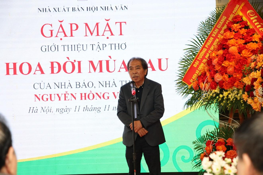 Nhà thơ Nguyễn Quang Thiều, Chủ tịch Hội nhà văn Việt Nam phát biểu đề dẫn tại buổi gặp mặt, ra mắt giới thiệu tập thơ “Hoa đời mùa sau”. Nhà thơ Nguyễn Quang Thiều, Chủ tịch Hội nhà văn Việt Nam phát biểu đề dẫn tại buổi gặp mặt, ra mắt giới thiệu tập thơ “Hoa đời mùa sau”.