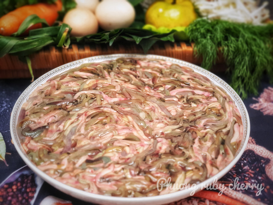 Rươi là món ăn đặc sản và là loại thực phẩm có mức giá bán cao. Rươi là món ăn đặc sản và là loại thực phẩm có mức giá bán cao.