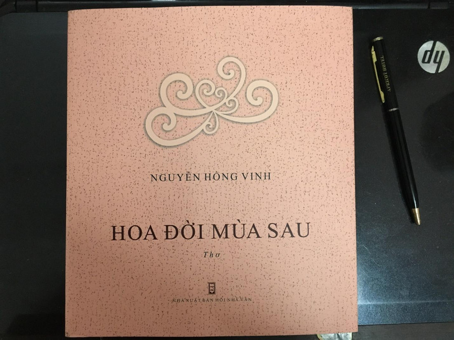Tập thơ "Hoa đời mùa sau" của nhà thơ Nguyễn Hồng Vinh. Tập thơ "Hoa đời mùa sau" của nhà thơ Nguyễn Hồng Vinh.