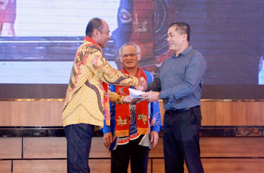 Khép lại đại hội lá cờ được nước chủ nhà Malaysia trao lại cho đại diện của nước chủ nhà 11th Asean Schools Games Indonesia. Tạm biệt Malaysia, hẹn gặp lại tại Indonesia vào năm 2019 Khép lại đại hội lá cờ được nước chủ nhà Malaysia trao lại cho đại diện của nước chủ nhà 11th Asean Schools Games Indonesia. Tạm biệt Malaysia, hẹn gặp lại tại Indonesia vào năm 2019