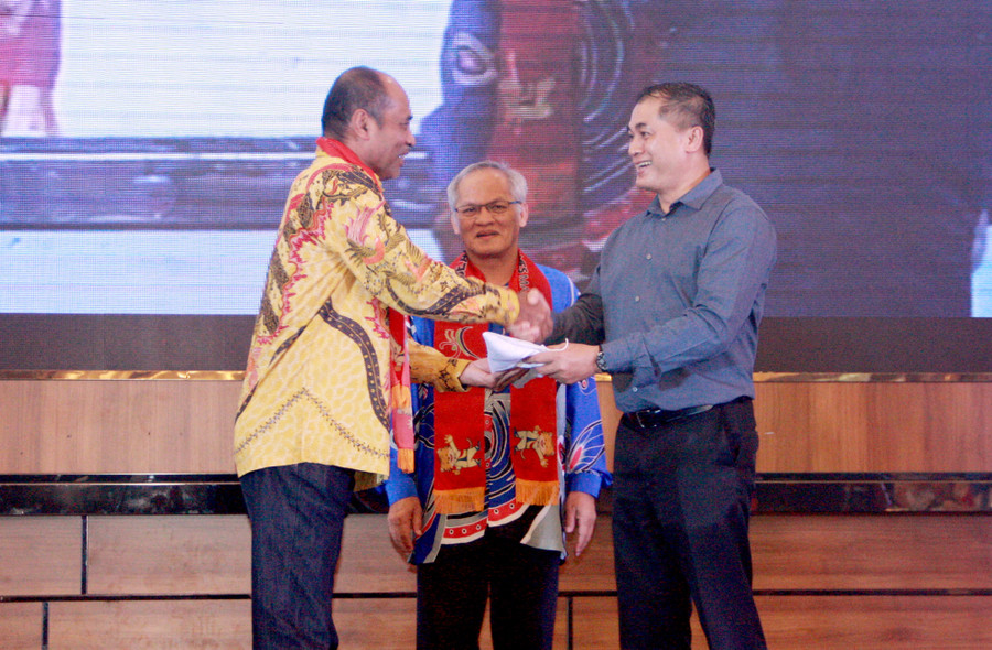 Khép lại đại hội lá cờ được nước chủ nhà Malaysia trao lại cho đại diện của nước chủ nhà 11th Asean Schools Games Indonesia. Tạm biệt Malaysia, hẹn gặp lại tại Indonesia vào năm 2019 Khép lại đại hội lá cờ được nước chủ nhà Malaysia trao lại cho đại diện của nước chủ nhà 11th Asean Schools Games Indonesia. Tạm biệt Malaysia, hẹn gặp lại tại Indonesia vào năm 2019