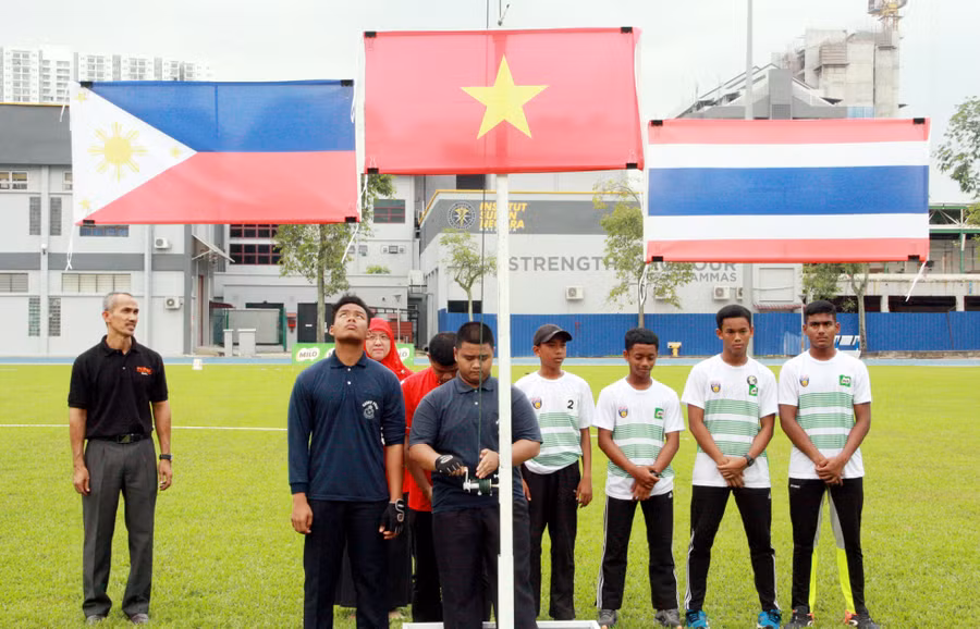 Quốc kỳ, Quốc ca Việt Nam đã 13 lần tung bay và vang lên trên bầu trời Malaysia. Với 13 huy chương vàng, 8 huy chương bạc và 6 huy chương đồng - Đoàn thể thao học sinh Việt Nam giành vị trí thứ 5 tại 10th Asean Schools Games. Quốc kỳ, Quốc ca Việt Nam đã 13 lần tung bay và vang lên trên bầu trời Malaysia. Với 13 huy chương vàng, 8 huy chương bạc và 6 huy chương đồng - Đoàn thể thao học sinh Việt Nam giành vị trí thứ 5 tại 10th Asean Schools Games.