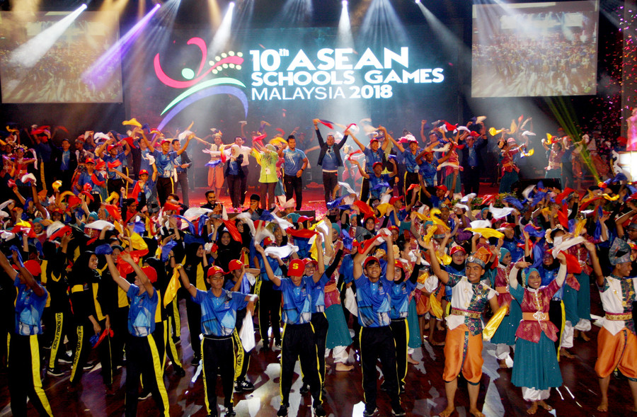 Lễ khai mạc diễn ra hoành tráng với sự tham gia của gần 8.000 (vận động viên, huấn luyện viên, cán bộ đoàn và tình nguyện viên) Lễ khai mạc diễn ra hoành tráng với sự tham gia của gần 8.000 (vận động viên, huấn luyện viên, cán bộ đoàn và tình nguyện viên)