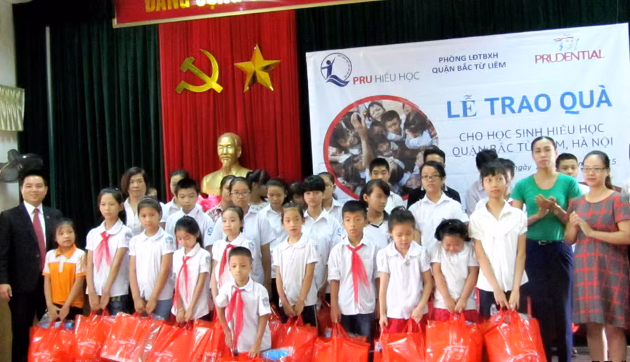Prudential trao quà cho học sinh nghèo Hà Nội
