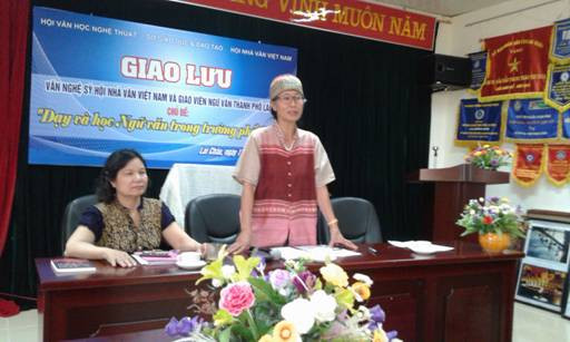 Nhà thơ Đỗ Thị Tấc và nhà thơ Nguyễn Thị Mai trong buổi giao lưu Nhà thơ Đỗ Thị Tấc và nhà thơ Nguyễn Thị Mai trong buổi giao lưu