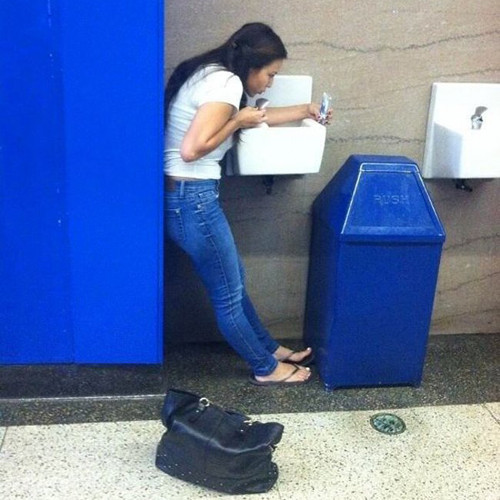 Mấy cô nàng cuồng tự sướng có dáng vẻ thế này trong mắt mọi người đây. cuoi-te-ghe-22-5-mat-cong-chuy-makeup-bao-lau-moi-dep-7