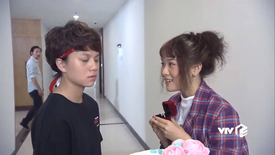 Hotgirl Lê Na diễn xuất thiếu cảm xúc.