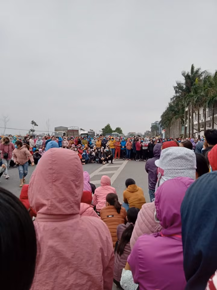 Từ 13h30, hàng nghìn công nhân công ty giày da Nam Hà đình công.