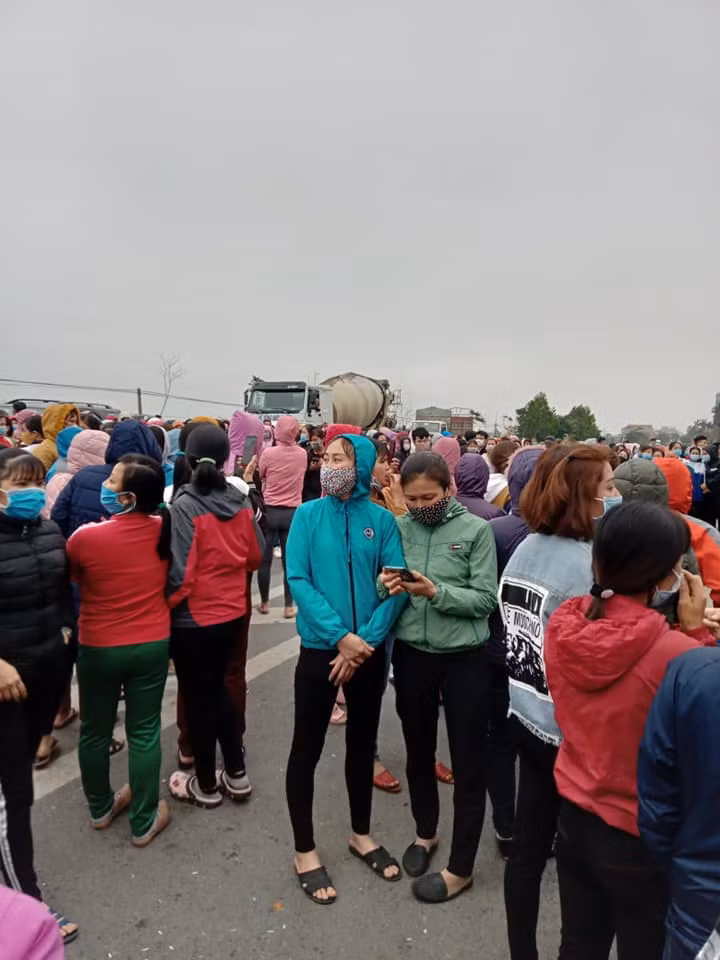 Nguyên nhân chính dẫn tới đình công được cho là công ty giày da Nam Hà cắt giảm tiền tăng ca của công nhân.