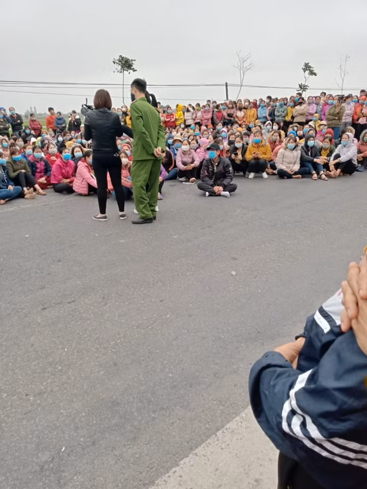 Lực lượng chức năng đến giữ an ninh trật tự, nhưng chưa thể đối thoại với công ty do giám đốc đi vắng.