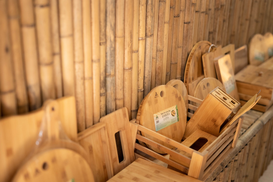 Sản phẩm thủ công mỹ nghệ xuất khẩu được làm từ cây lùng.