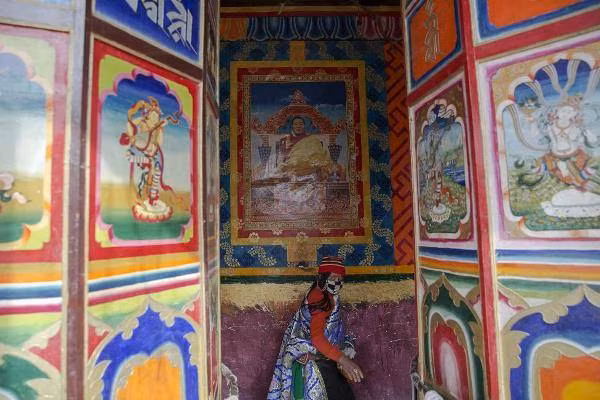 Do hầu hết mọi người đều theo đạo Phật nên ở Tây Tạng, người ta đã xây dựng nên Học Viện Phật Giáo Larung. Ngoài hình ảnh các vị phật thánh, phía bên trong học viện còn treo bức ảnh về vị Lạt Ma vĩ đại Khenpo Jigme Phunstok.