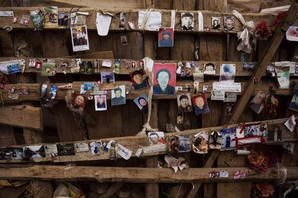 Bên ngoài học viện treo đầy ảnh của những người dân Tây Tạng bị mất tích.