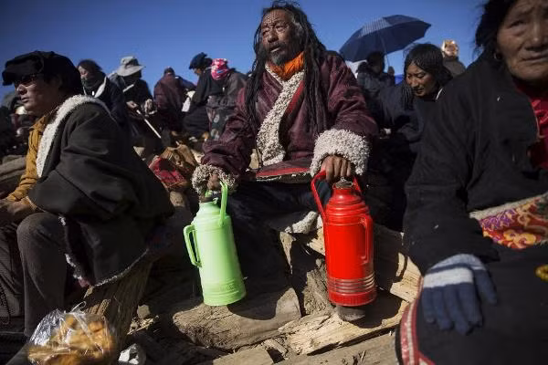 Do sự khắc nghiệt của khí hậu lạnh giá trên cao nguyên nhiều tình nguyện viên đã phải thay nhau đun trà nóng để phân phát cho người dân tới nghe buổi giảng kinh Phật.