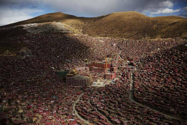 Những tập tục kỳ lạ và độc nhất của cao nguyên Tây Tạng ảnh 21 Thung lũng đỏ rực này là