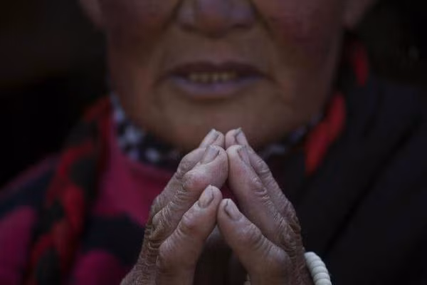 Dù là trẻ nhỏ hay người già, đàn ông lẫn đàn bà đều tích cực tham gia sự kiện tín ngưỡng truyền thống này dù cho thời tiết có xu hướng giảm mạnh nơi cao nguyên lạnh giá.