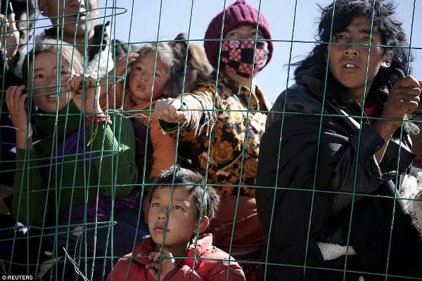 Những tập tục kỳ lạ và độc nhất của cao nguyên Tây Tạng ảnh 5 Để hoàn tất quá trình, các rogyapa sẽ bóc tách các bộ phận của thi thể rồi đốt cây bách xù để dụ đám kền kền tới. Không chỉ các thành viên trong gia đình mà những người dân địa phương cũng được khuyến khích chứng kiến hết nghi lễ thiên táng.