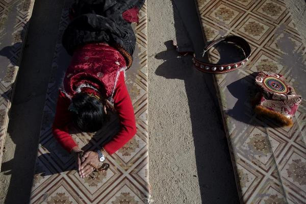 Những tập tục kỳ lạ và độc nhất của cao nguyên Tây Tạng ảnh 25 Tuy nhiên, khi phải hành lễ thì người dân ở đây thường sẽ tháo bỏ thắt lưng cũng như mũ nón.